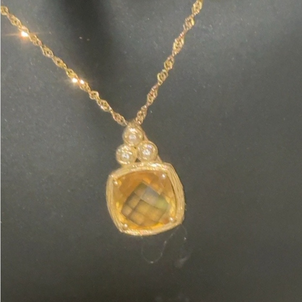 Elegant Gold Pendant Necklace